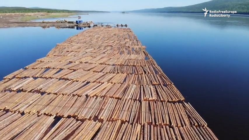 Video ze Sibiře jako návrat v čase: voraři plaví dřevo i stovky kilometrů